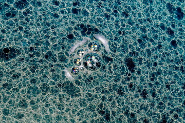 Texture astratta : dettaglio della struttura di bolle ottenute in una emulsione composta da acqua , olio , tensioattivo e solvente © ematon