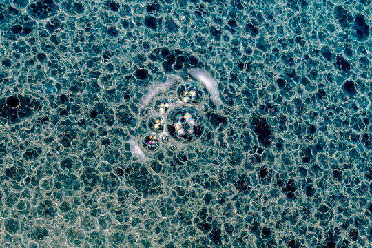 Texture astratta : dettaglio della struttura di bolle ottenute in una emulsione composta da acqua , olio , tensioattivo e solvente