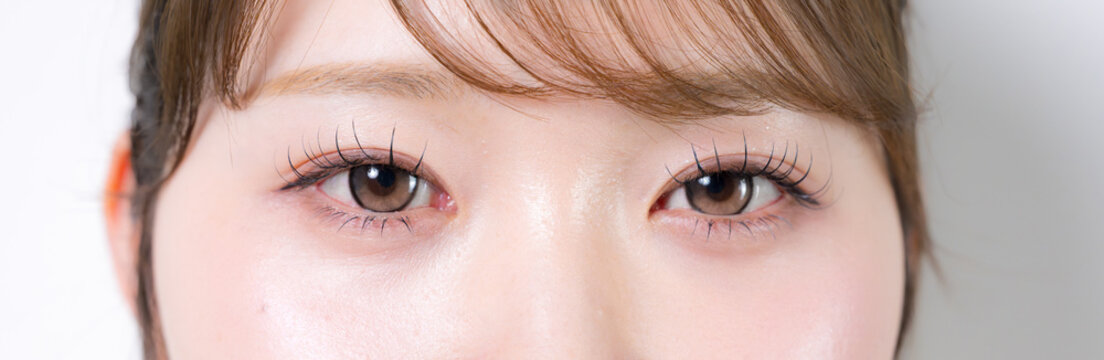 美しい目元とまつ毛を強調したナチュラルな美容とカラコンなどのアイメイクのイメージ クローズアップ