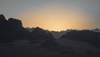Obraz premium night desert landscape with rocky mountains and sunset sky with clouds in Egypt