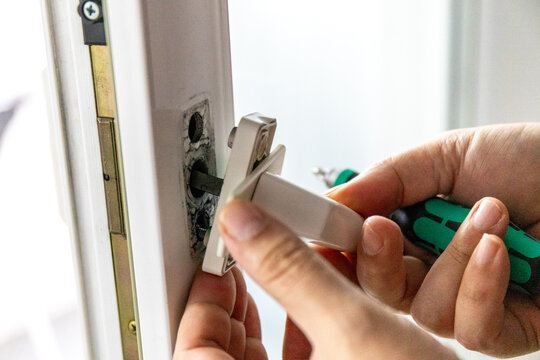 Window handle Installing or removing by screwdriver.