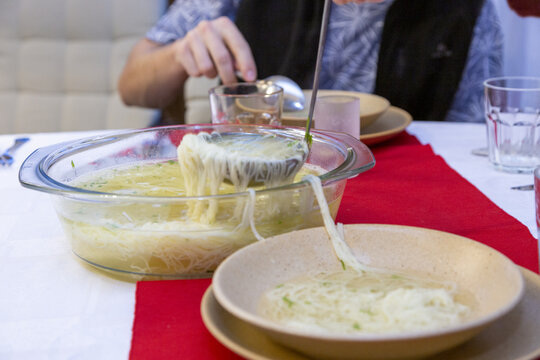 Sch&ouml;pfkelle in der Suppe beim Mittagessen