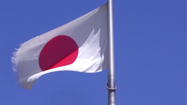 青空にはためく日章旗
