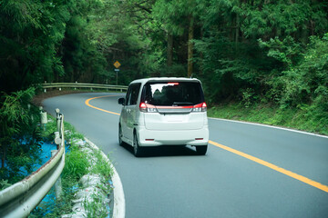 車　ドライブ　新緑　山道　カーブ © naka