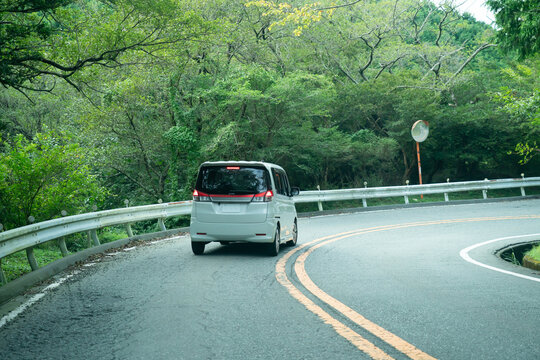 車　ドライブ　新緑　山道　カーブ