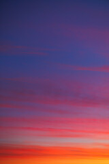 Obraz premium Bright orange and blue colored clouds on evening sky