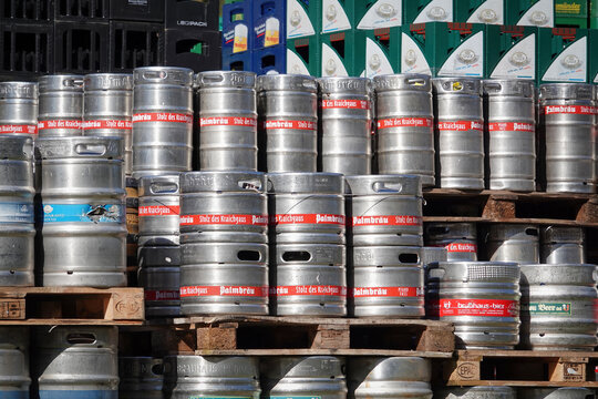 Auf Paletten aufget&uuml;rmte Bierf&auml;sser und Bierk&auml;sten der Marken Palmbr&auml;u, Moninger und Hatz