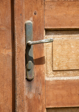 The old door and clique