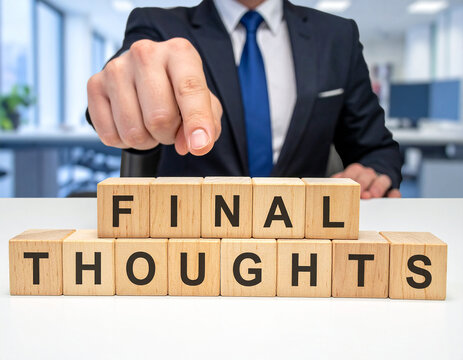 Final Thoughts - Geschäftsmann zeigt auf den Text "Final Thoughts"
