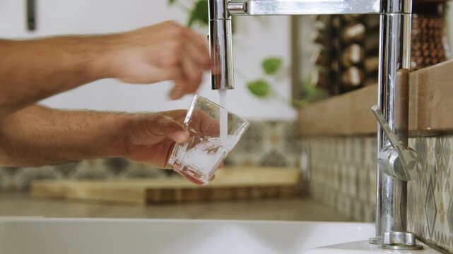Verre d'eau rempli au robinet