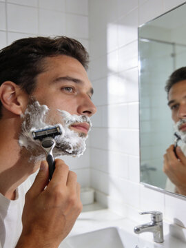 髭を剃る男性のイメージ画像