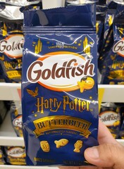 Naklejka premium Delaware, U.S.A - March 14, 2026 - Limited edition Goldfish Butterbeer graham snacks featuring themed shapes and Harry Potter branding.