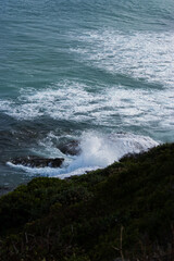 Naklejka premium Wave crashing into coast
