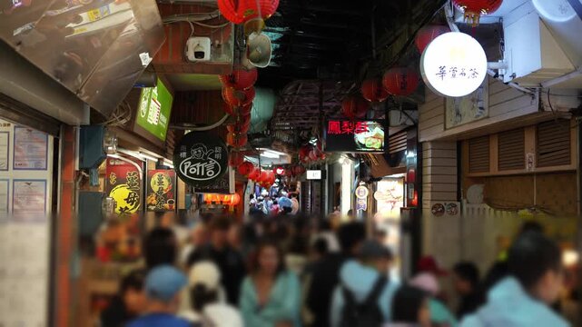 狭い路地でひしめき合う九份（台湾）の旅行者たち
