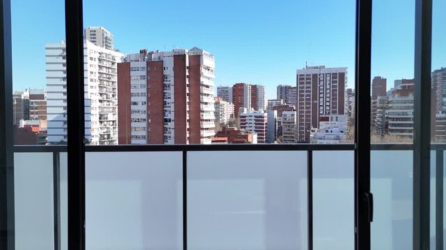 TOMA AEREA SALIENDO DEL BALCON HACIA LA CIUDAD