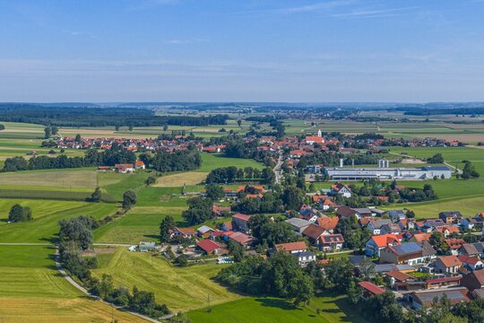 Ausblick auf das bayerische Alpenvorland rund um Oberkammlach im Kammeltal bei Mindelheim
