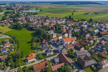 Obraz premium Die Gemeinde Oberkammlach im mittelschwäbischen Unterallgäu aus der Vogelperspektive