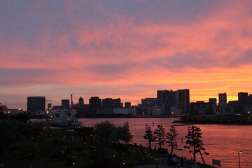 Naklejka premium The sunset over Tokyo Bay, bathed in pink light