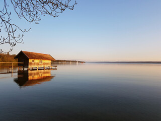Fototapeta premium Bootshaus mit Blick über den Ammersee