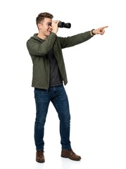 Naklejka premium Young man looking through binoculars and pointing excitedly.