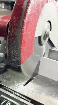 tronzadora de disco cortando perfiles de aluminio