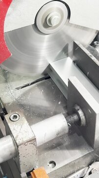 tronzadora de disco cortando perfiles de aluminio