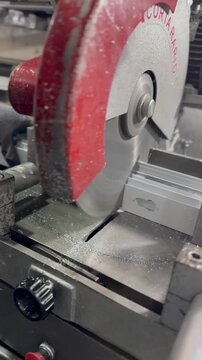 tronzadora de disco cortando perfiles de aluminio