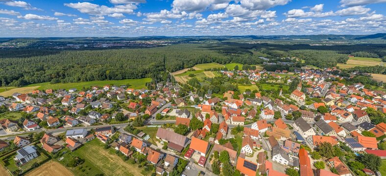 Die Ortschaft Sch&ouml;nberg in der Frankenalb s&uuml;dlich der Stadt Lauf aus der Vogelperspektive