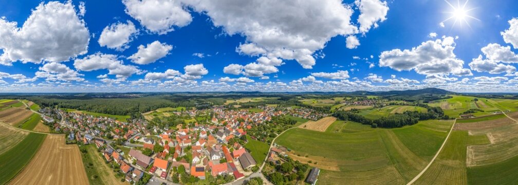 Ausblick auf Sch&ouml;nberg, Stadtteil von Lauf an Pegnitz im Kreis N&uuml;rnberger Land in Mittelfranken