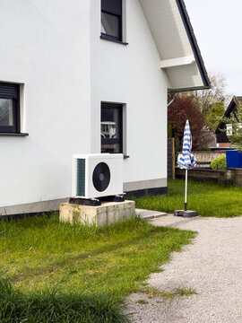 Eine W&auml;rmepumpe vor einem Neubau in Essen, Deutschland