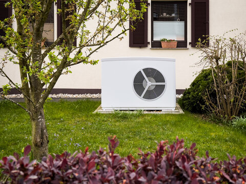 Eine W&auml;rmepumpe im Vorgarten eines Einfamilienhaus in Essen, Deutschland