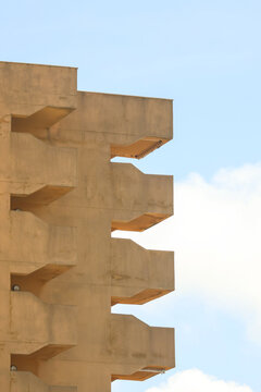Edificio, arquitectura, brutalista, hormig&oacute;n, cemento, bloques, geometr&iacute;a, balcones, terrazas, salientes, estructura, repetitiva, patr&oacute;n, l&iacute;neas, &aacute;ngulos, simetr&iacute;a, fachada, exterior, construcci&oacute;n