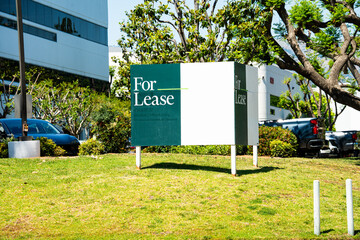 Obraz premium Commercial property for lease sign in front of modern office building