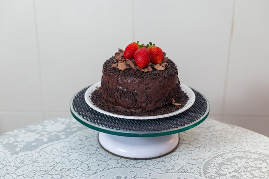 Bolo de chocolate saboroso com morango