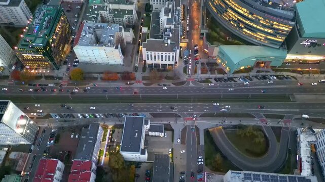 Warszawa - Polska - Centrum i śr&oacute;dmieście nagrane dronem wieczorem. Oświetlone drapacze chmur, światła miasta i piękne widoki
