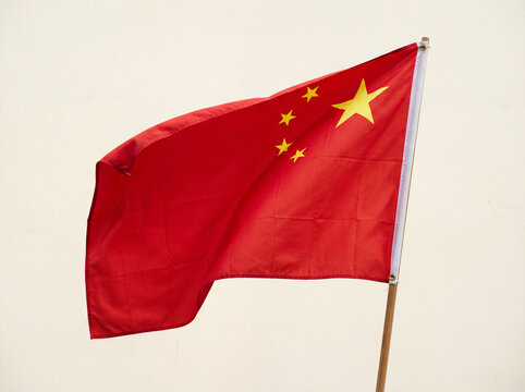 Drapeau chinois sur fond uni