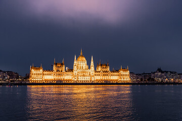 Fototapeta premium Light halo above Parliament building illuminated by spotlights in Budapest in Hungary