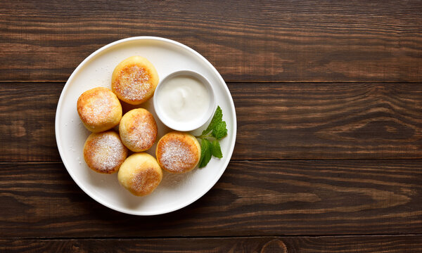 Cheesecakes from cottage cheese (syrniki or curd fritters)