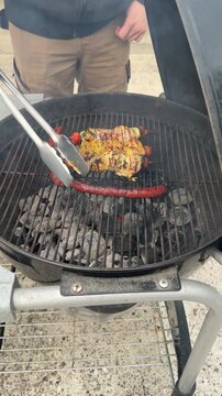 Vid&eacute;o d'une cuisson de viande de brochette et de merguez au barbecue 