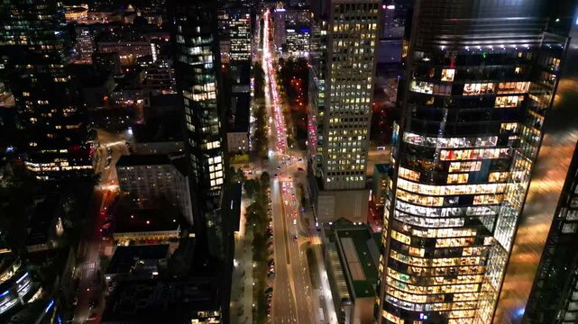 Warszawa - Polska - Noc w centrum miasta, drapacze chmur, świetone ulice, życie miasta Film nagrany dronem w wysokiej jakości, ujęcie kinowe