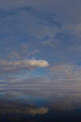 Obraz premium Serene Dramatic Cloudy Sky With Mirror Reflection Over Calm Water Horizon - 3D Rendering