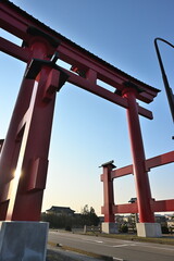 青空の下に立つ弥彦大鳥居（新潟県弥彦村） © UI_forever