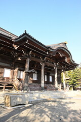 Obraz premium 木造建築の本成寺本堂と境内風景（新潟県三条市）