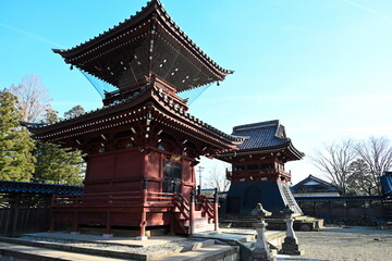 Obraz premium 三条市 本成寺の境内と青空の景色（新潟県三条市）