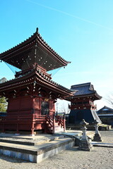 Fototapeta premium 三条市 本成寺の境内と青空の景色（新潟県三条市）