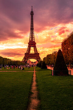 Tour Eiffel au coucher de soleil avec ciel dramatique &ndash; perspective centrale et ambiance romantique, Vue spectaculaire de la Tour Eiffel au coucher de soleil avec un ciel flamboyant
