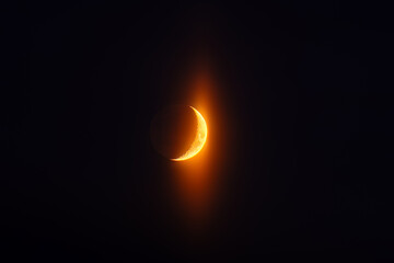 Obraz premium Glowing crescent moon in dark night sky