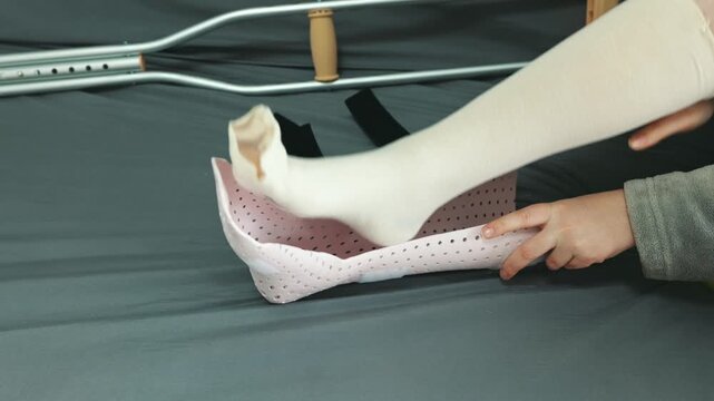 Removing a splint from the leg and preparing for movement