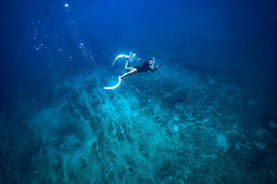 freediver in the blue ocean