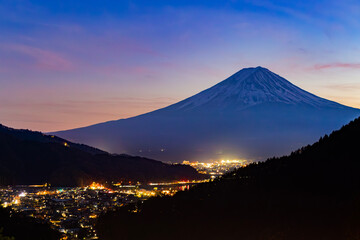 Fototapeta premium 富士見橋展望台から望む富士山の夜景
